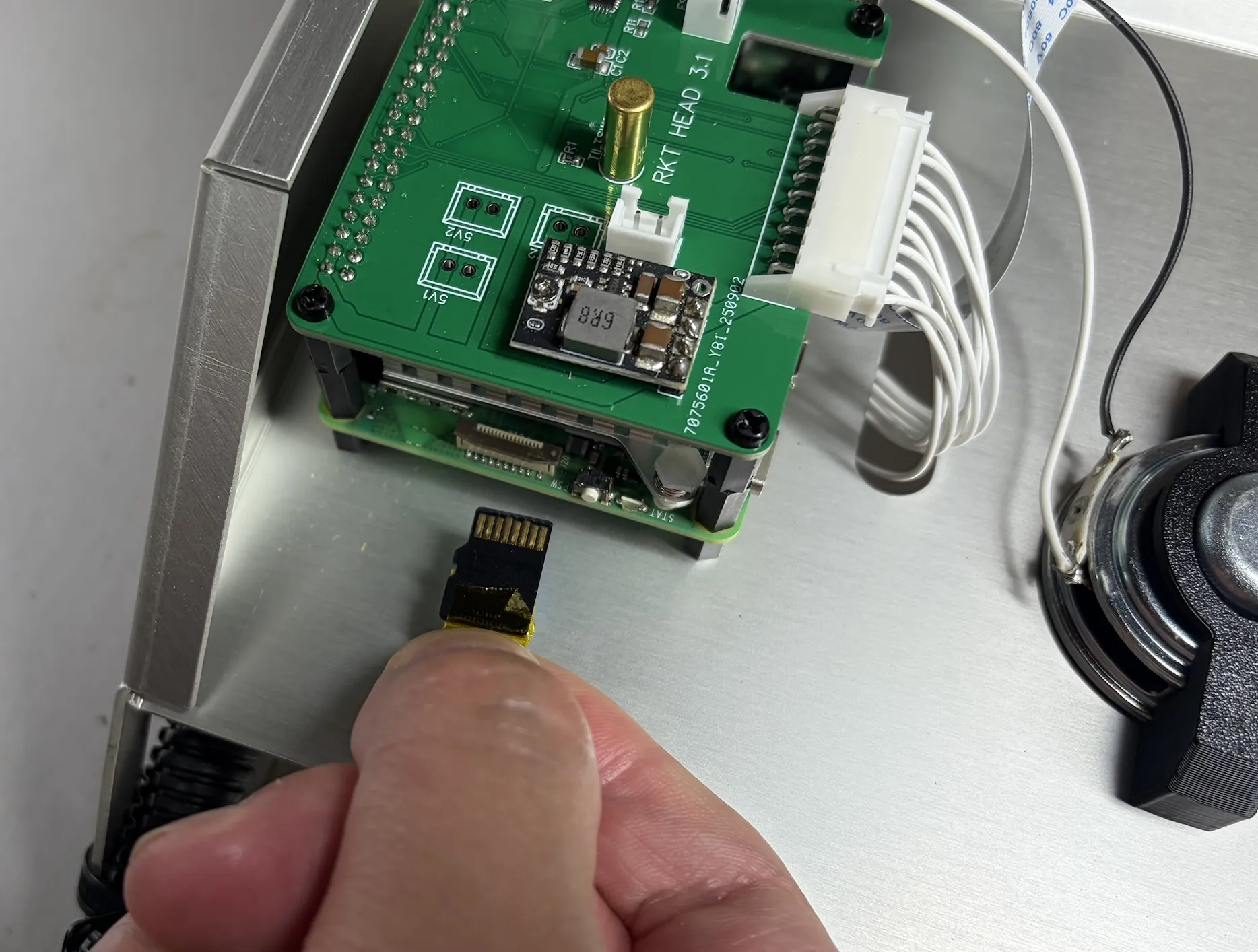 RKT5 microSDカードの抜き差し方法